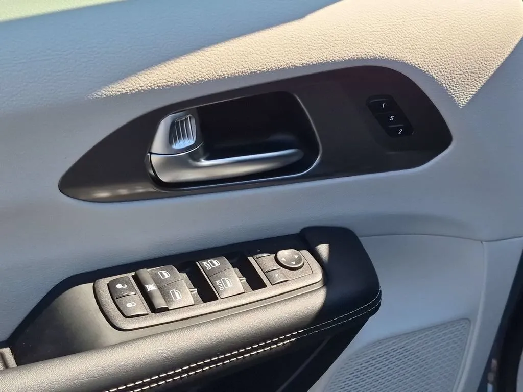 2023 Chrysler Pacifica Touring-L AWD/4WD