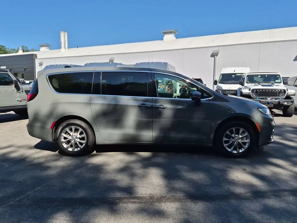 2023 Chrysler Pacifica Touring-L AWD/4WD